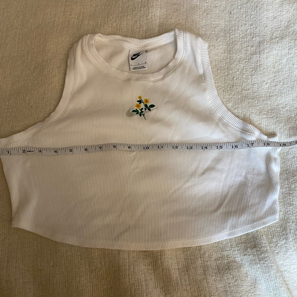NWOT Rare White Floral Embroidered Women's Nike Crop Top - Picture 3 of 10